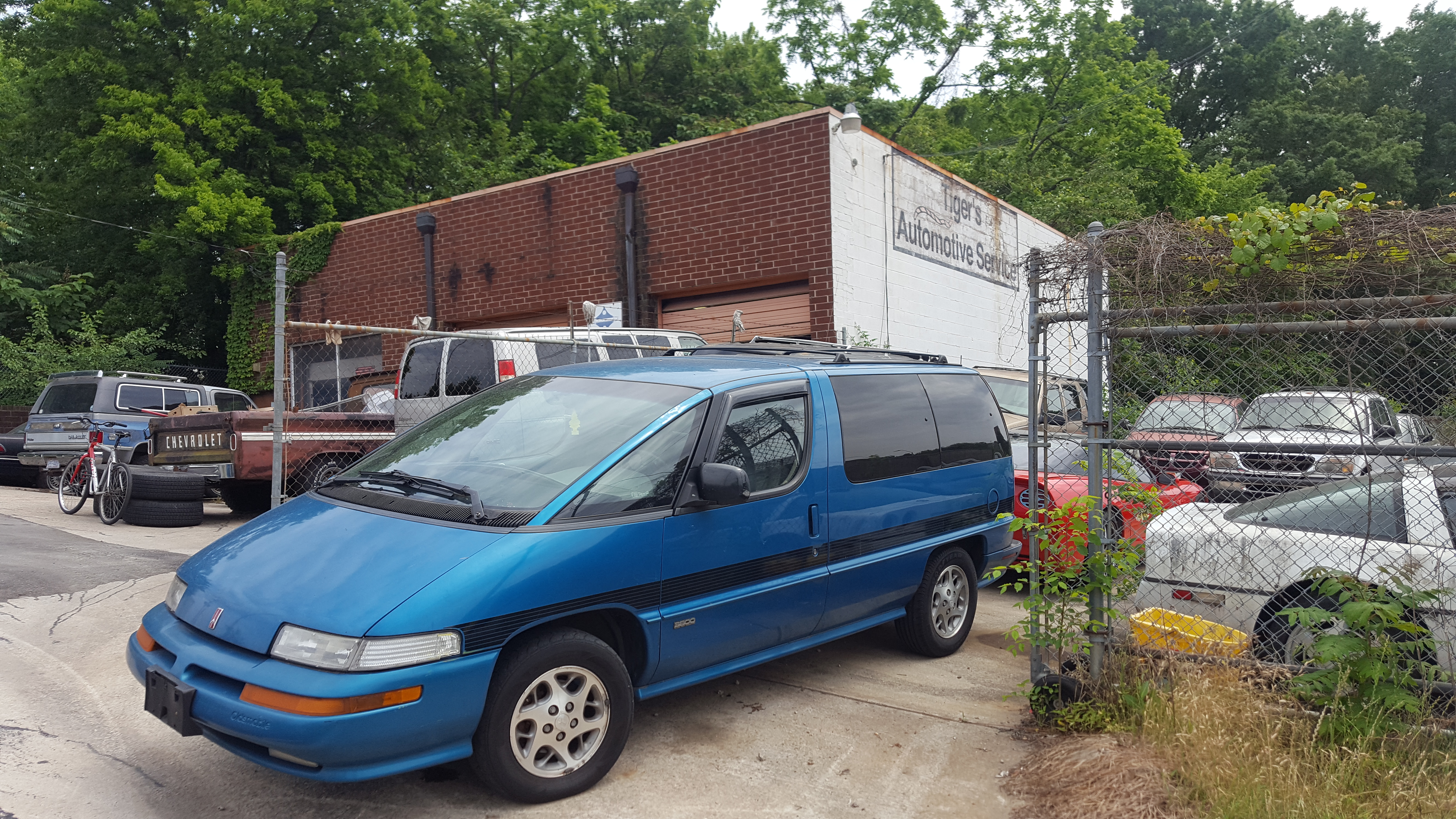 Auto mechanic shop side view